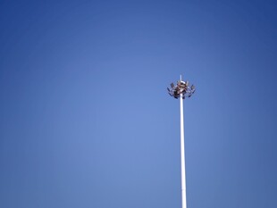 蓝天中的高耸灯杆