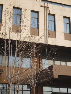 现代风格的多层建筑外观