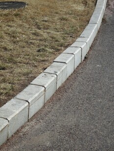 路边整齐的水泥挡车石