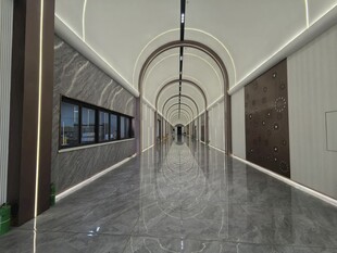 现代简约风格的宽敞走廊