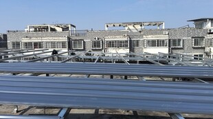 现代建筑群中的屋顶景观