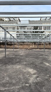 空旷场地旁的金属结构建筑