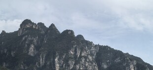 巍峨峻峭的壮丽山峰