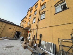 黄色建筑旁的户外场景