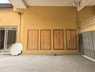 空旷室内墙面与木质门板