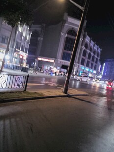 雨夜城市街道的朦胧景象