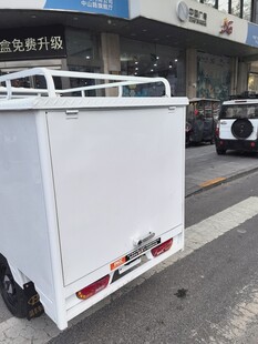 白色厢式货车后部特写