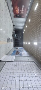 空旷地铁站通道地面景象