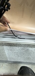 工人进行金属加工操作