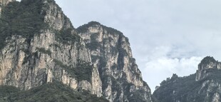 壮丽山峦景观