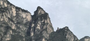 巍峨险峻的壮丽山峰
