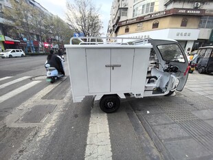 街道上的小型电动环卫车