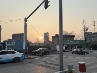 黄昏时的城市街道场景