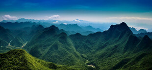 青山连绵的壮美自然景观