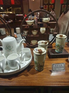 中式茶具展示于古朴桌台