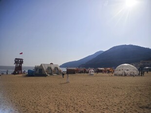 沙滩露营场景远山相伴