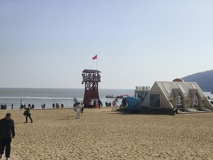 海滩上的帐篷与瞭望塔