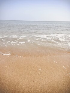 海边沙滩海浪轻拍
