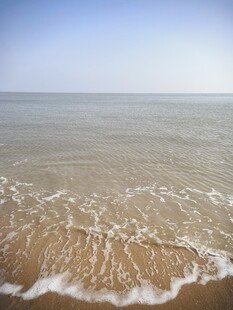海边海浪轻拍沙滩景象