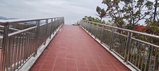 海边红色步道与护栏景观