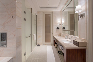 现代简约风豪华浴室空间