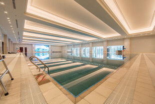 豪华室内游泳池健身场所