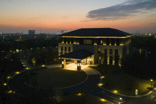 黄昏下的宏伟建筑景观