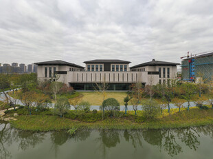 湖畔中式建筑群风景