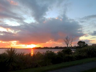 日落时分的海滨美丽景致