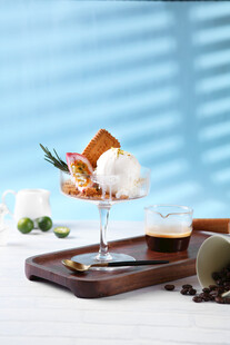 精致巧克力冰淇淋甜品