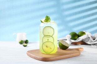 清新青柠气泡水饮品