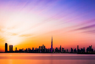 夕阳下的城市天际线美景