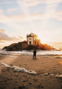 海边落日下的孤独身影