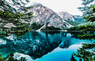 高山蓝湖美景