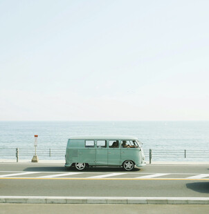 海边公路上的复古绿色面包车