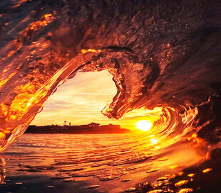 夕阳下的梦幻海浪奇观