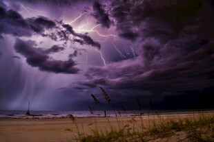 海边雷暴夜的震撼景象