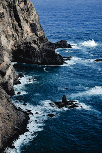 海岸边的壮阔礁石海景