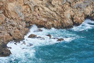 海岸边海浪拍打嶙峋岩石