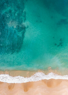 海边沙滩与碧蓝海水美景