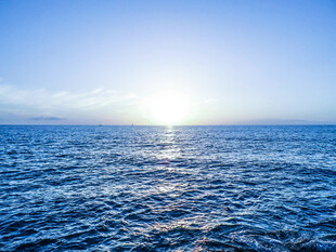 海上日出