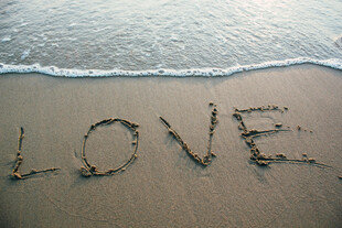 沙滩上书写的浪漫之爱
