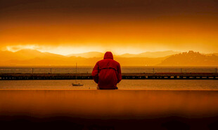 夕阳下的孤独身影