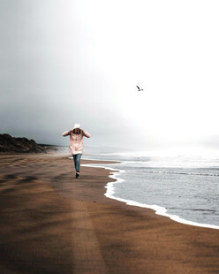 海边漫步的孤独身影