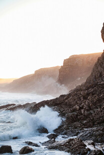 海岸边汹涌海浪拍打礁石