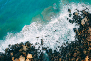 海浪拍打礁石的美丽景象