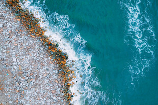 海边礁石与碧蓝海水景观