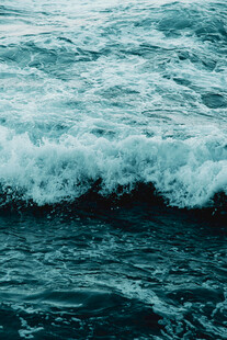 海浪翻涌的壮阔海洋景象