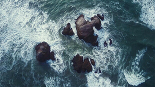 海浪拍击海中礁石