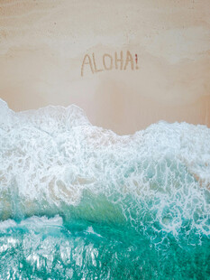 海浪轻拍沙滩的唯美瞬间